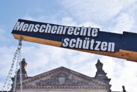 Slogan Menschenrechte schützen über Reichstagsgebäude