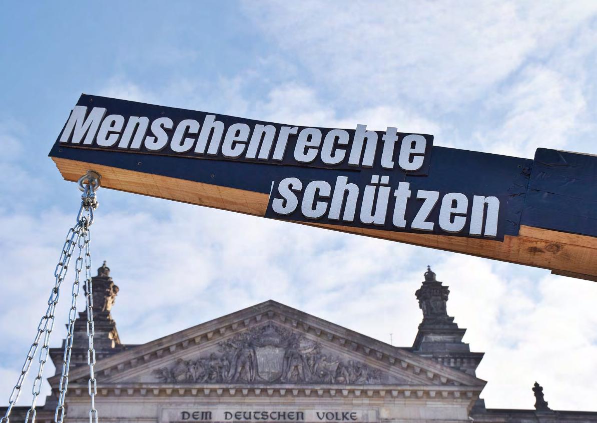 Slogan Menschenrechte schützen über Reichstagsgebäude