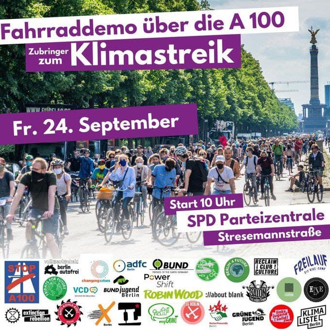 Eine große Gruppe Fahrradfahrer auf der Straße des 17. Juni in Berlin. Flyer Aufruf zur Fahrraddemo über die A100 zum Klimastreik in Berlin am 24. September. Start um 10 Uhr vor der Parteizentrale der SPD.
