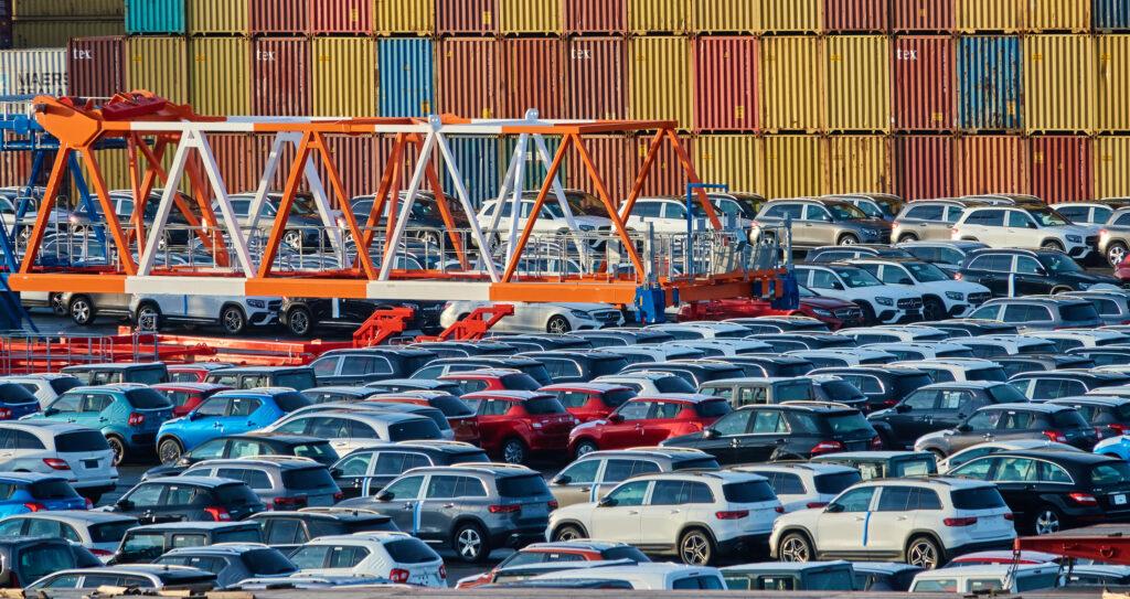 Autos und Container im Exporthafen
