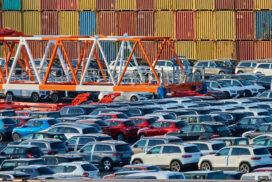 Autos und Container im Exporthafen
