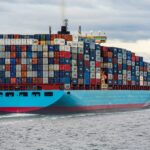 Containerschiff auf offener See