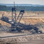 Una excavadora en minería a cielo abierto