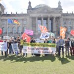 Menschen verschiedener NGOs stehen mit Transparenten vor dem Bundestag. Auf einem Banner steht: CETA-Ratifizierung stoppen! Keine Paralleljustiz für Konzerne