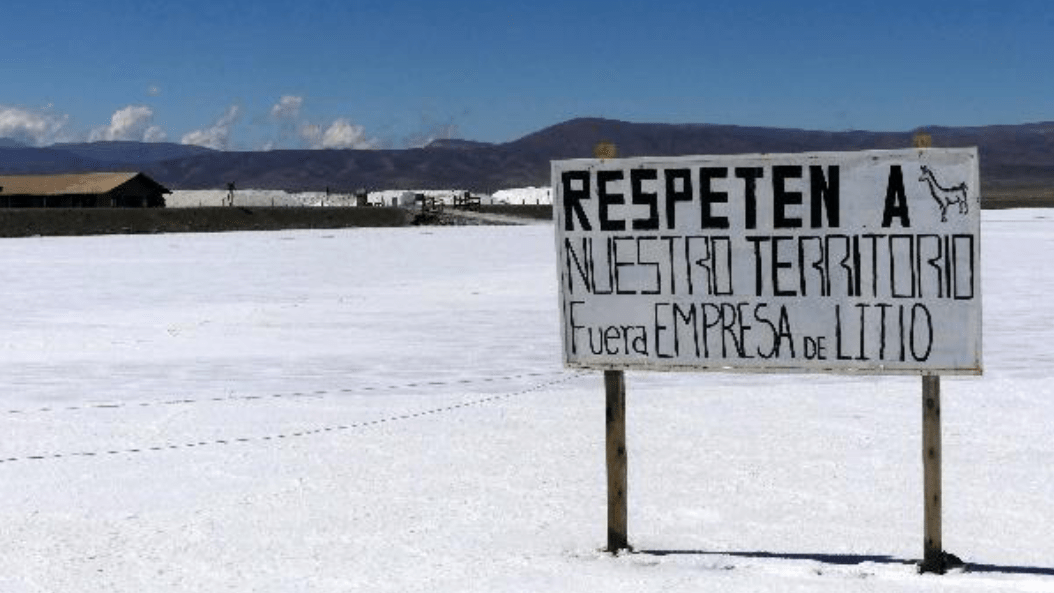 Protestschild auf Salar mit Beschriftung "Respeten a nuestro territorio - fuera empresa de litio"