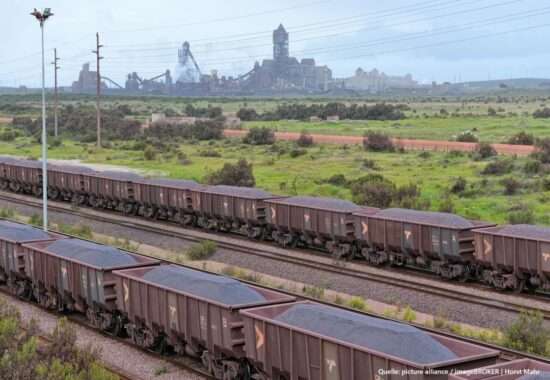 Güterzug vor Mine im Hintergrund