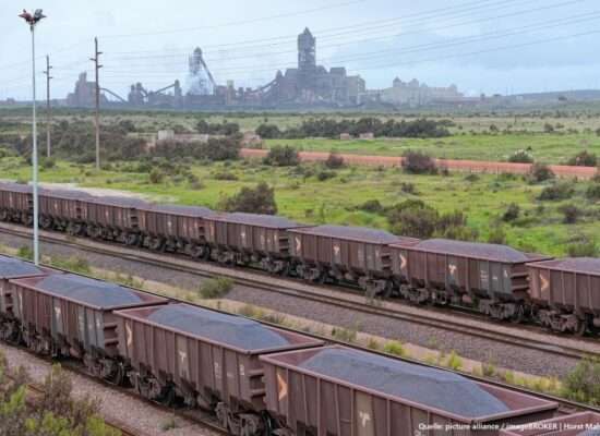 Güterzug vor Mine im Hintergrund