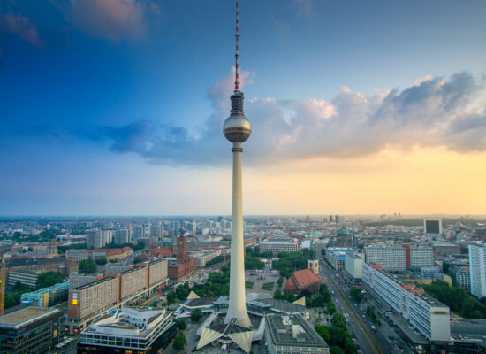 Berliner Fernsehturm vor Stadtpanorama