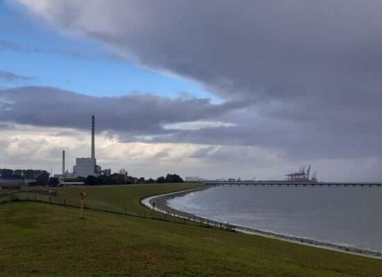 Blick vom Rüstringer Berg auf Ölhafen, Kohlekraftwerk und den JadeWeserPort