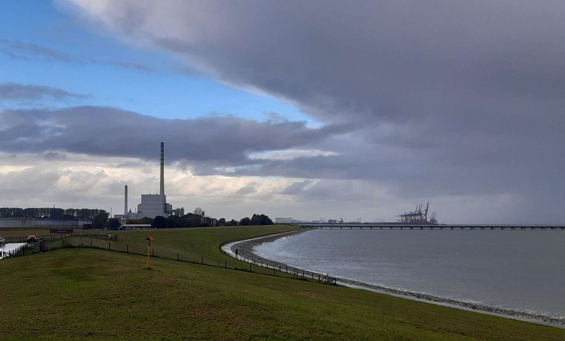 Blick vom Rüstringer Berg auf Ölhafen, Kohlekraftwerk und den JadeWeserPort