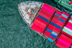 Containerschiff aus Vogelperspektive gesehen
