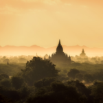 L'image montre des pagodes au Myanmar dans cette lumière du soleil. 10 à 30 pour cent des terres rares sont extraites au Myanmar, avec l'aide de groupes militants et de la junte militaire se financent. Le pays est en guerre civile depuis 2021.