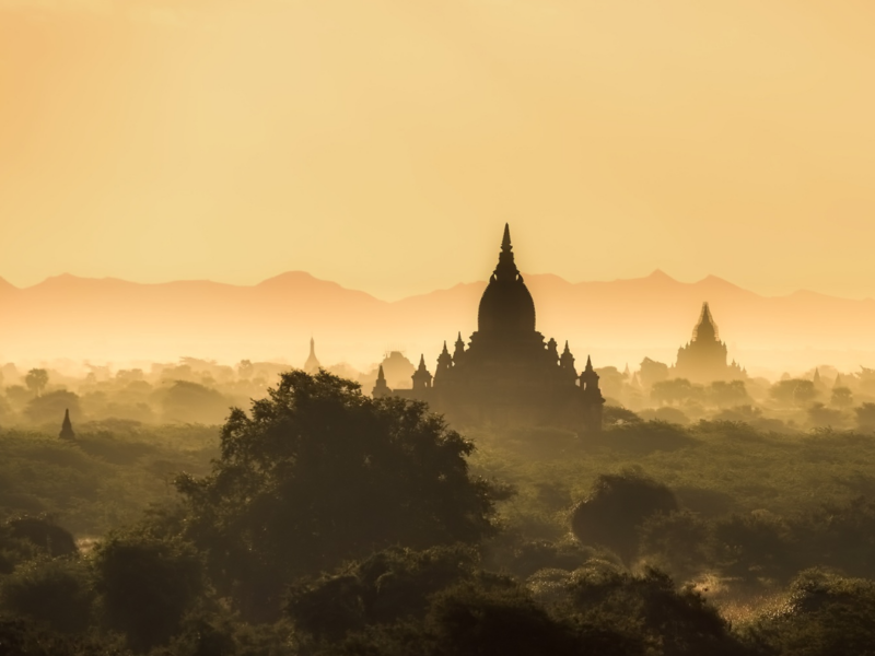 Das Bild zeigt Pagoden in Myanmar in diesigem Sonnenlicht. 10 bis 30 Prozent der seltenen Erden werden in Myanmar abgebaut, mit der Förderung finanzieren sich militante Gruppen und die Militär-Junta. In dem Land herrscht seit 2021 Bürgerkrieg.