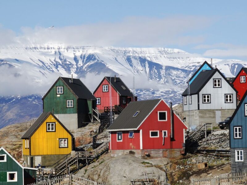 Bunte Häuser vor grönländischer Landschaft