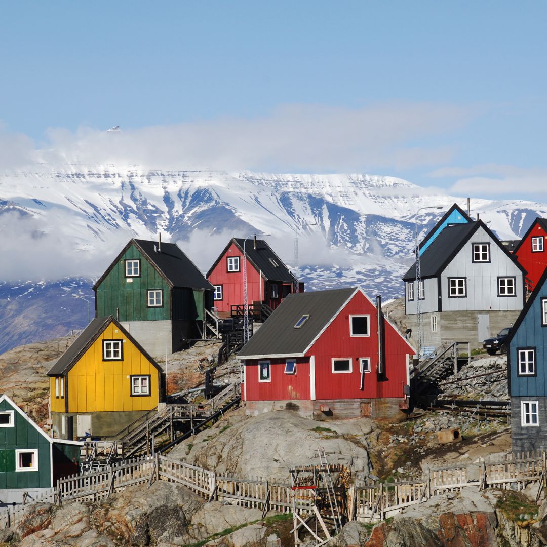 Bunte Häuser vor grönländischer Landschaft
