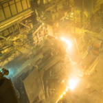Blick in Stahlwerk als Symbol für die nötige Transformation der Stahlindustrie
