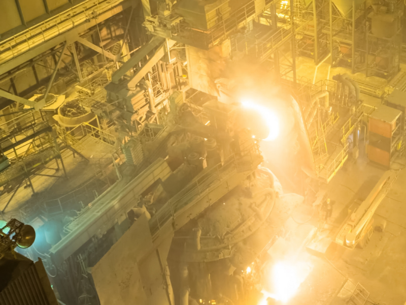 Blick in Stahlwerk als Symbol für die nötige Transformation der Stahlindustrie