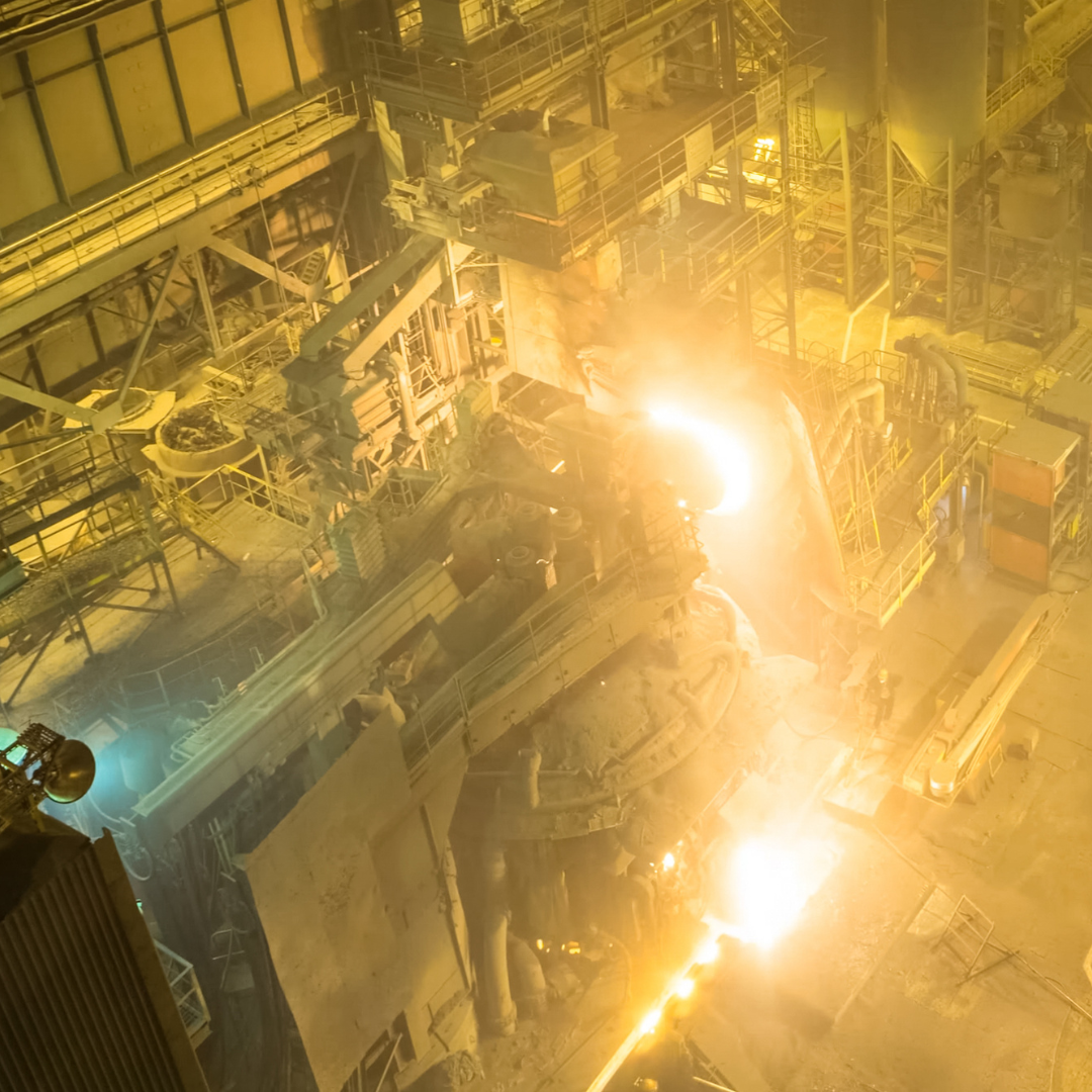 Blick in Stahlwerk als Symbol für die nötige Transformation der Stahlindustrie