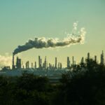 Industrie-Schornsteine am Horizont.