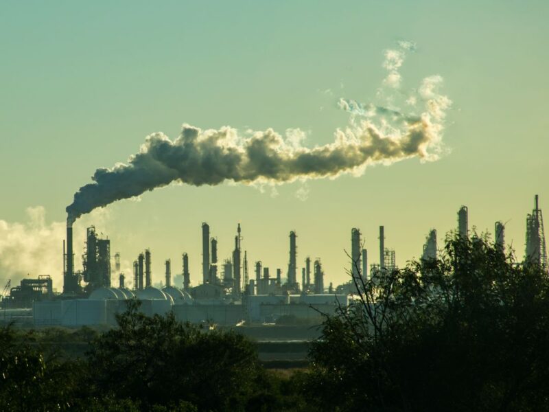 Industrie-Schornsteine am Horizont.