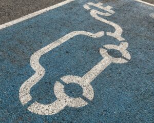 Titelbild Parplatzfläche für E-Auto Gerechte Rohstoffpolitik