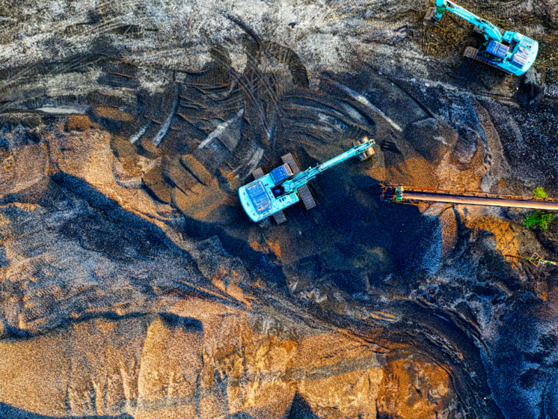 Aerial view of nickel mining area, blue excavators standing on a gray-brown background. Nickel is a key raw material for batteries and thus also for electromobility. While Indonesia is expanding further processing in its own country, nickel mining is increasingly being shifted to the Philippines, with serious consequences for people and the environment. Michael Reckordt, consultant for raw materials policy at PowerShift, was on the road in the mining regions. He talks to Nora Noll about the consequences on the ground, the responsibility of car manufacturers and why the Supply Chain Act plays an important role.