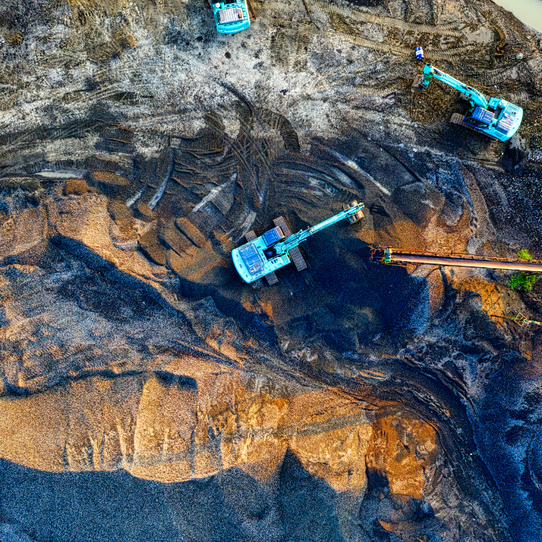 Aerial view of nickel mining area, blue excavators standing on a gray-brown background. Nickel is a key raw material for batteries and thus also for electromobility. While Indonesia is expanding further processing in its own country, nickel mining is increasingly being shifted to the Philippines, with serious consequences for people and the environment. Michael Reckordt, consultant for raw materials policy at PowerShift, was on the road in the mining regions. He talks to Nora Noll about the consequences on the ground, the responsibility of car manufacturers and why the Supply Chain Act plays an important role.