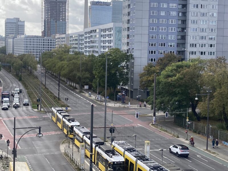 Berlin: Straße mit öffentlichem Nahverkehr